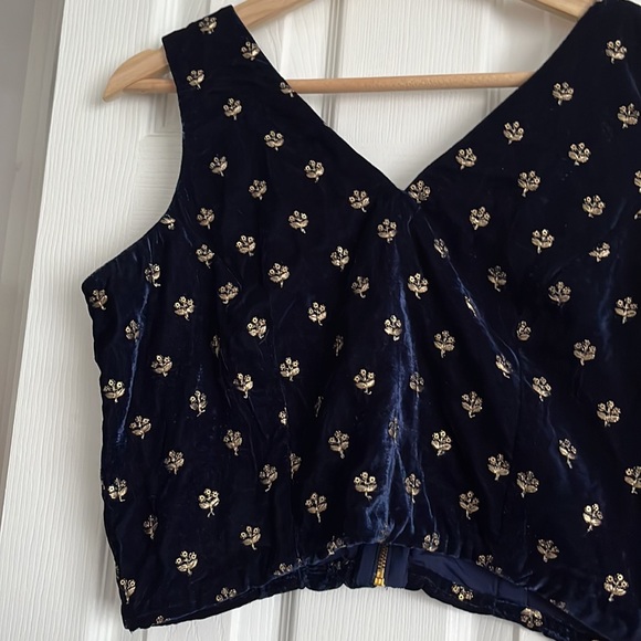 ✨SOLD✨ The Saree room navy blue velvet blouse - Picture 2 of 4